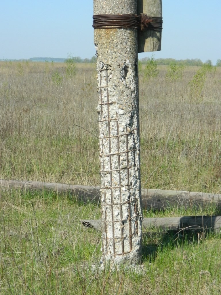 Поврежденная опора ЛЭП