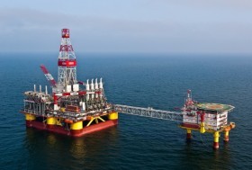 Буровая платформа Лукойл в Каспийском море